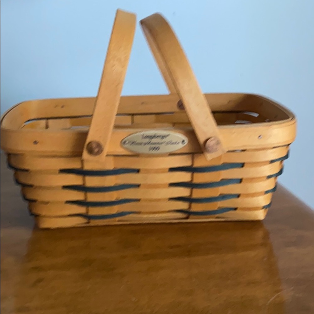 Signed Longaberger 1999 “Woven  Memories” basket - Picture 2 of 3